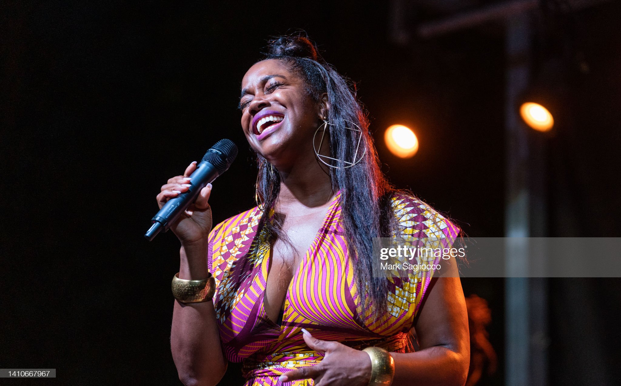 TOP 40 RBSOUL SingerSongwriter ESNAVI onstage at the Southampton Arts Center